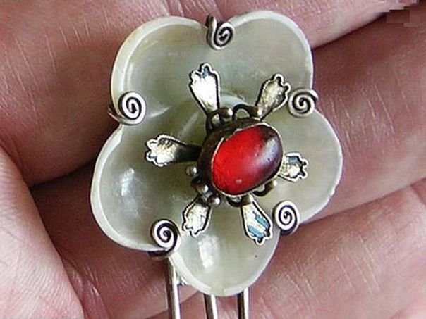 Five-petaled flower with a red glass inset – (3776)